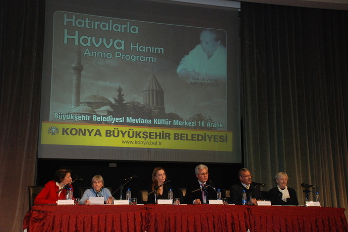 16 décembre 2009 : conférence dans la salle Sultan Veled, du centre culturel Mevlana, à laquelle participent M. Tahir Akyürek, maire de Konya, Dr Agah Oktay Güner, ancien ministre turc de la Culture, des professeurs et de nombreux amis d’Éva.
