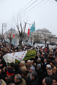 Konya, 17 décembre 2009 : après la prière funéraire prononcée devant la mosquée de Selimiye, la dépouille d’Éva est acheminée jusqu’au cimetière Uçler. Photo : © Şamil Kucur