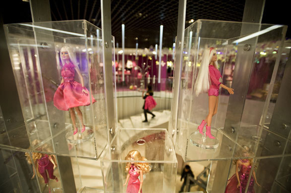 Méga expo célébrant les 50 ans de Barbie, dans un grand magasin de Shanghai (photo : Dan Chung).
