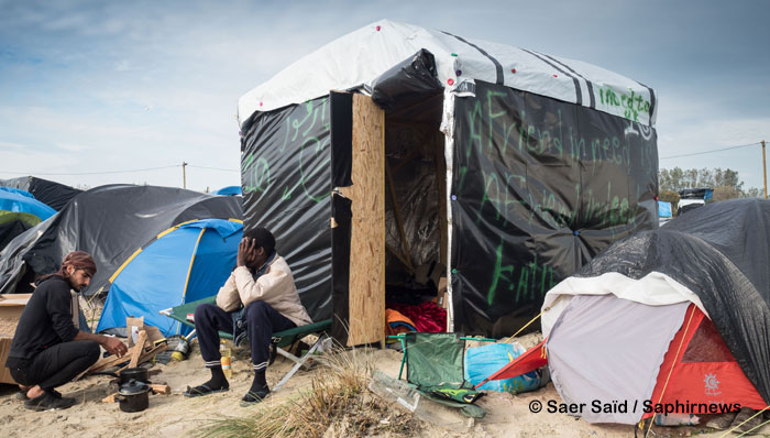 « A friend in need is a friend indeed [C’est dans le besoin que l’on connait ses vrais amis] », lit-on sur une des tentes installées dans la jungle de Calais, avant son démantèlement en octobre 2016 et où vivaient plus de 7 000 femmes, hommes et enfants. (Photo © Saer Saïd)