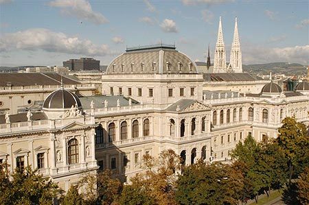 L'université de Vienne est une des plus grandes universités en Europe centrale et accueille 71 000 étudiants.