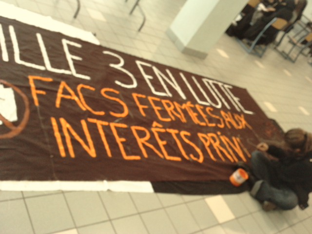 Les étudiants préparent la prochaine manifestation : « Lille 3 en lutte. Facs fermées aux intérêts privés. »