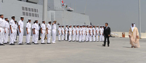 Mardi matin, sur la base navale du nouveau site militaire français du port d'Abu Dhabi, Nicolas Sarkozy et le vice-Premier ministre et ministre de l'Intérieur des Émirats arabes unis, cheikh Seïf ben Zayed al-Nahyan.