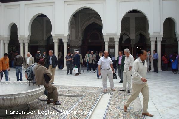 14 heures : les fidèles se retrouvent lors de la cérémonie musulmane à la Grande Mosquée de Paris.