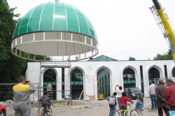 Hier, la mosquée a revêtu son dôme vert et pourrait accueillir les fidèles dès fin 2009