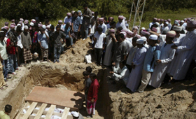 Funérailles, au lendemain de l'attaque de la mosquée de Cho-ai-rong, dans la province de Narathiwat (Thaïlande). Photo : Reuters.