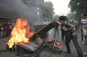 Samedi 13 juin, les partisans d'Hossein Moussavi et les forces de l'ordre s'affrontent violemment dans les rues de Téhéran, la capitale iranienne.