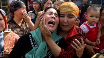Des femmes ouïgoures pleurent le sort de leurs maris emprisonnés, arrêtés arbitrairement selon elles. Près de 200 d'entre elles sont descendues dans les rues pour réclamer leur libération ce mardi.