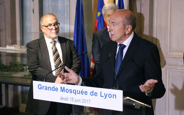 Jeudi 15 juin, Gérard Collomb, ministre de l'Intérieur, s'est rendu à la Grande Mosquée de Lyon. (photo pic.twitter.com/7NXG4V7zUt)