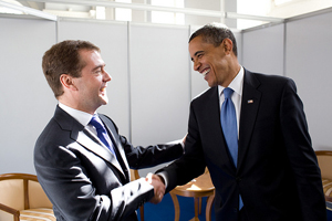 Moscou, 7 juillet : poignée de mains chaleureuse entre Obama et Medvedev, signe du réchauffement des relations diplomatiques ? (Photo : © Pete Souza / Maison-Blanche)