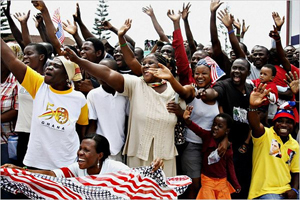 Une foule en liesse, bardée de tee-shirts à l'effigie d'Obama et de drapeaux américains, accueillait le locataire de la Maison-Blanche, le 11 juillet au Ghana.