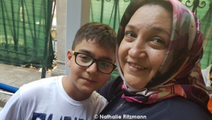 Çiğdem, 35 ans de pèlerinage à la mosquée Hırka-ı Şerif, et son fils Berkay. Çiğdem, 35 ans de pèlerinage à la mosquée Hırka-ı Şerif, et son fils Berkay.