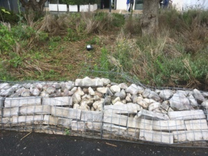 Le terre-plein sur lequel le forcené est grimpé avec son 4x4. Le terre-plein sur lequel le forcené est grimpé avec son 4x4.