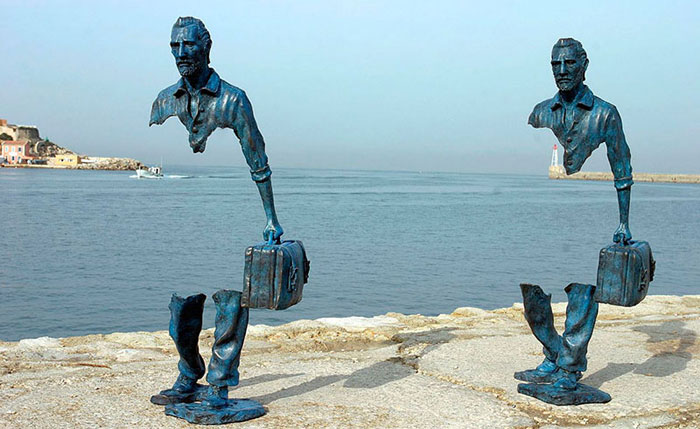« Voyageurs », sculpture de l’artiste Bruno Catalano, exposée sur le front de mer à Marseille.