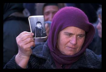 Une mère Tchétchène avec la photo de son fils.  « un regard ni gai ni triste - un regard transparent, qui en avait trop vu » (Soljenitsyne, le Premier Cercle).