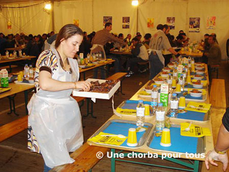 Entre 1 800 et 2 000 repas sont servis durant le mois de ramadan par les quelque 200 bénévoles de l’association Une chorba pour tous, à Paris 19e.