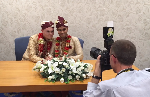 Sean Rogan et Jahed Choudhury lors de leur mariage civil à Walsall (Royaume-Uni) © Express and Star News