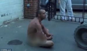 Angleterre : un raciste se met tout nu et effraye des musulmans Angleterre : un raciste se met tout nu et effraye des musulmans