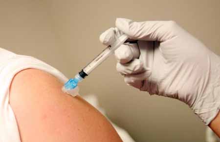 Selon l'Institut Pasteur, « le vaccin contre la grippe saisonnière ne protège absolument pas contre la grippe pandémique ».