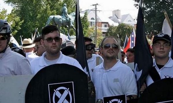 James Alex Fields (le 2e en partant de la gauche) a participé à la manifestation des suprématistes blancs à Charlottesville, afin de foncer dans la foule des contre-manifestants antiracistes. © Twitter / Oren Segal