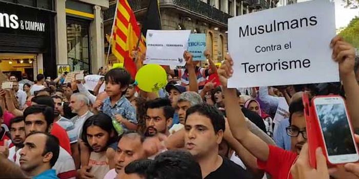 A Barcelone, les musulmans manifestent par milliers contre le terrorisme