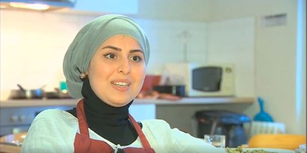 Malakeh Jazmati, la réfugiée syrienne, est devenue une as de la cuisine en Allemagne, jusqu'à avoir fait goûté ses plats à la chancelière Angela Merkel.