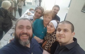 Malakeh Jazmati (au centre), avec d'autres cuisiniers syriens, à la rencontre d'Angela Merkel fin mai. © Malakeh Jazmati/Facebook