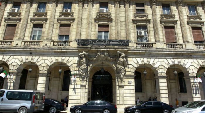 Dans le but de combler son déficit budgétaire, le gouvernement algérien souhaite, dans les prochains mois, faire évoluer rapidement le secteur de la finance islamique. © TSA