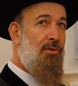 Un Grand rabbin évoque la Shoah face à une mosquée incendiée