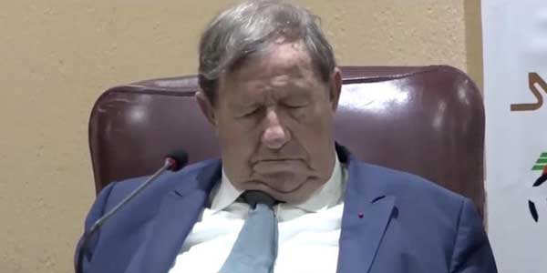 Algérie : Guy Roux s’endort en pleine conférence sur le football (vidéo)