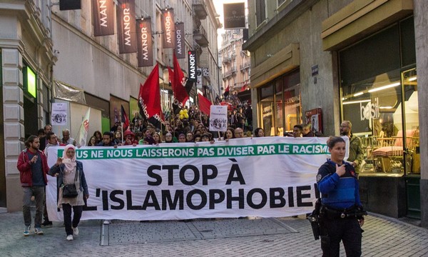 Plusieurs centaines de personnes ont manifesté à Lausanne, en Suisse, contre l'islamophobie mercredi 18 octobre après la profanation de tombes musulmanes dans le canton. © Amnesty/Unil