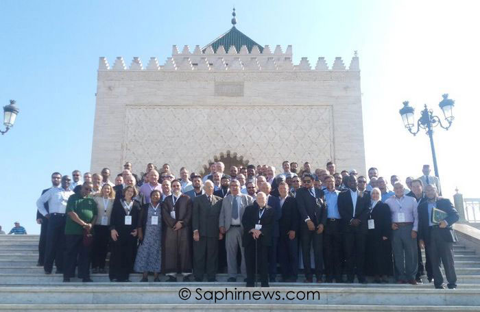 La Caravane américaine pour la paix a fait escale à Rabat (Maroc) pour trois jours de rencontres entre leaders des religions abrahamiques. Ici, à l’occasion de la visite du mausolée Mohammed V où est enterré ce dernier ainsi que ses deux fils dont Hassan II.