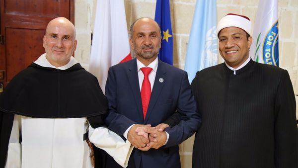 Le Conseil mondial pour la tolérance et la paix (GCTP) a été lancé à Malte jeudi 2 novembre. A sa tête, Ahmed bin Mohammed Al Jarwan (au centre), entouré ici d'un représentant d'Al Azhar et de l'Eglise de Malte. © GCTP