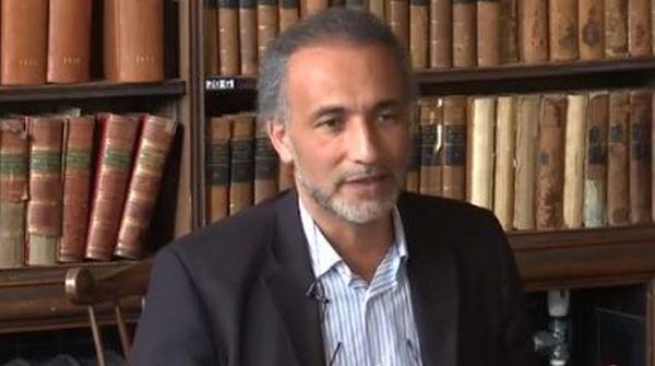 Tariq Ramadan, ici lors d'une conférence à Oxford, est mis en congé de l'université « d’un commun accord », a annoncé Oxford et l'islamologue mardi 7 novembre. © Oxford Union / Youtube