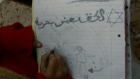 Image du film « Gazastrophe » : une enfant, devenue orpheline, raconte le bombardement israélien sur la maison familiale.