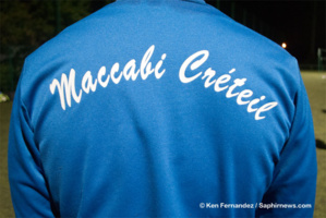 Le club de la communauté juive de Créteil affiche fièrement ses couleurs sur les survêtements des joueurs.