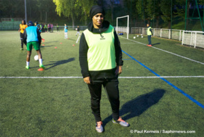 Loubna, 28 ans, s’est mise au football cette année. Elle a choisi de jouer en portant le voile islamique.