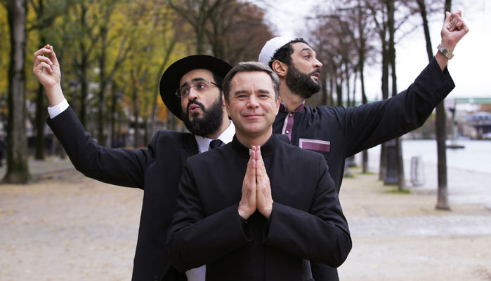 Dans « Coexister », la comédie de Fabrice Éboué sortie en salles en octobre 2017, les rôles principaux sont tenus par Jonathan Cohen, Guillaume de Tonquédec et Ramzy Bédia, qui incarnent respectivement un rabbin, un imam et un prêtre. (photo © Europacorp)