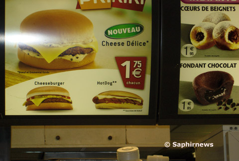 Sur ces visuels pris en photo dans un Quick halal, les deux astériques apposés près du mot « hot dog » permettent de préciser qu'il s'agit de « saucisson de bœuf ».