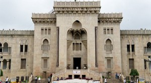 Ouverte en 1918, l'Université d'Osmania est, dans l'État de Hyderabad, est l'une des plus anciennes facultés d'Inde.
