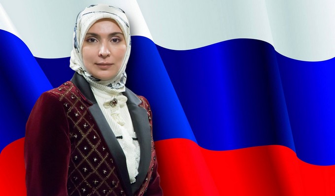 Ayna Patimat Gamzatova, ici à l'image, a décidé de porter sa candidature à l'élection présidentielle de Russie de mars 2018 à laquelle Vladimir Poutine, au pouvoir depuis 18 ans, est désigné comme le grand favori.