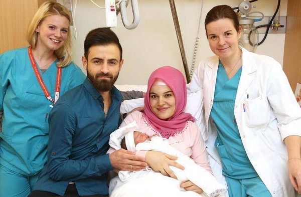 Asel Tamga ici entourée de ses parents et du personnel hospitalier, est le premier bébé né en 2018 en Autriche. © Association de l’hôpital de Vienne