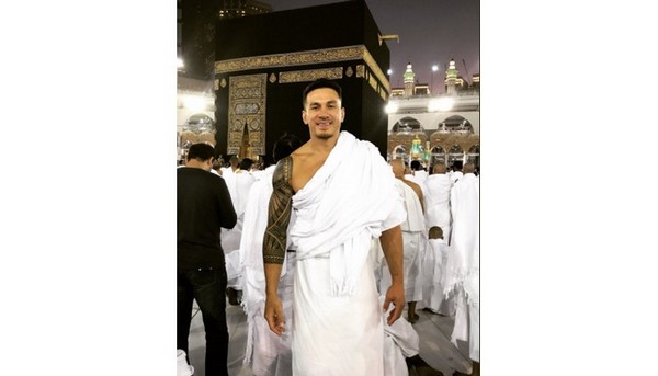 Sonny Bill Williams, star des All Blacks, en pèlerinage à La Mecque. © Twitter / SonnyBWilliams