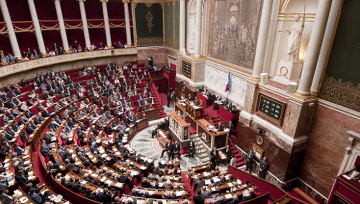 Dress code à l’Assemblée nationale : entre erreur de droit et déni de démocratie