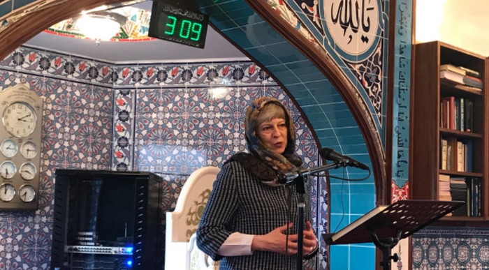 Theresa May s'est rendue, dimanche 18 février, à la mosquée de Maidenhead dans le cadre d'une journée portes ouvertes des mosquées organisée sous l'appellation Visit My Mosque par le MCB. © Simon Dudley / Twitter