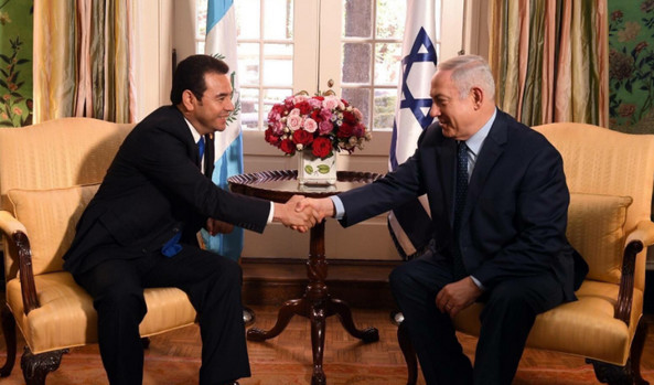 Le président guatémaltèque Jimmy Morales (à gauche), qui a rencontre le Premier ministre israélien Benjamin Netanyahou dimanche 4 mars à Washington, a annoncé le transfert de l'ambassade du Guatemala à Jérusalem en mai, tout comme les Etats-Unis. © Twitter/ Jimmy Morales