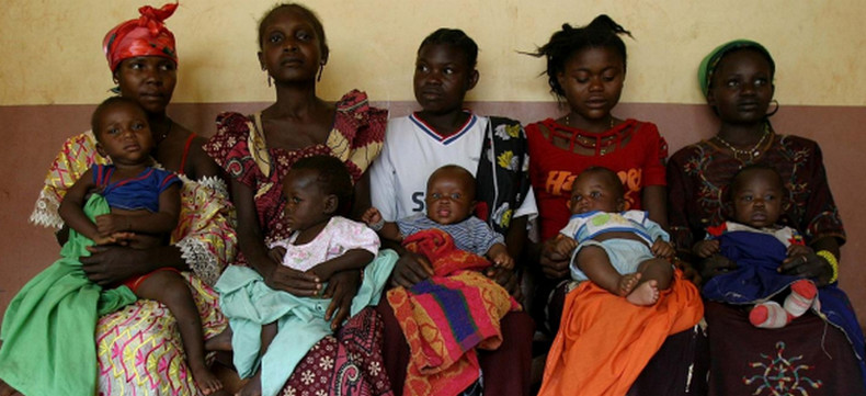 La sortie de crise, une opportunité pour l'affirmation des femmes en Centrafrique. © Mothers and children waiting at the Bolemba healt centre, Pierre Holtz - UNICEF, Flickr CC BY 2.0.