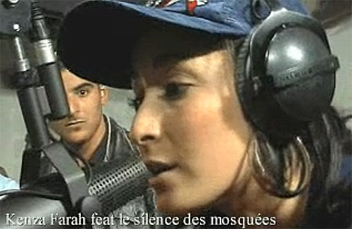 Copie d'écran d'une vidéo tournée pour un live de Kenza Farah chantant « Cris de Bosnie », avec deux membres du Silence des mosquées, sur Skyrock.