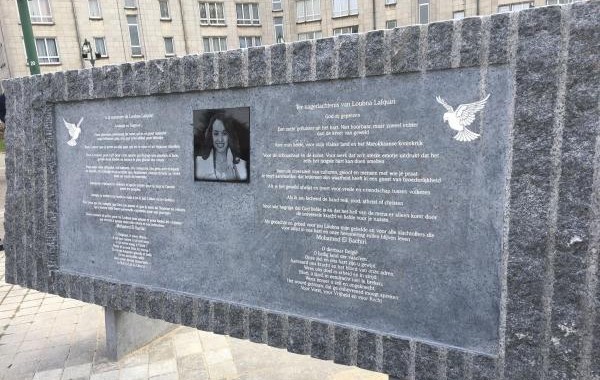Une stèle en la mémoire de Loubna Lafquiri a été inaugurée le 21 mars 2018, deux ans après les attentats de Bruxelles qui ont tué cette Belgo-Marocaine de confession musulmane. © SudPresse