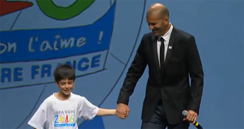 Zinedine Zidane et un jeune ambassadeur sont venus défendre les couleurs de la France,  à Genève, devant l'UEFA.